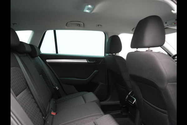 Škoda Superb Combi 1.4 TSI iV Business Edition PHEV 218pk Dealer O.H. | Adaptive Cruise | Camera | Voorstoelen Verwarmd | Apple Carplay | Crystal LED | Navigatie | Virtual Cockpit | DAB |
