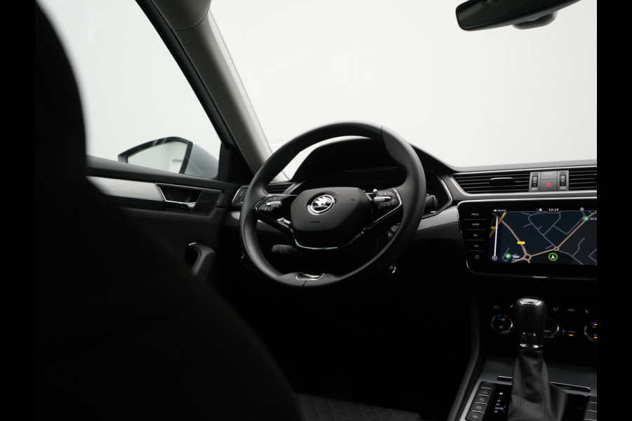 Škoda Superb Combi 1.4 TSI iV Business Edition PHEV 218pk Dealer O.H. | Adaptive Cruise | Camera | Voorstoelen Verwarmd | Apple Carplay | Crystal LED | Navigatie | Virtual Cockpit | DAB |