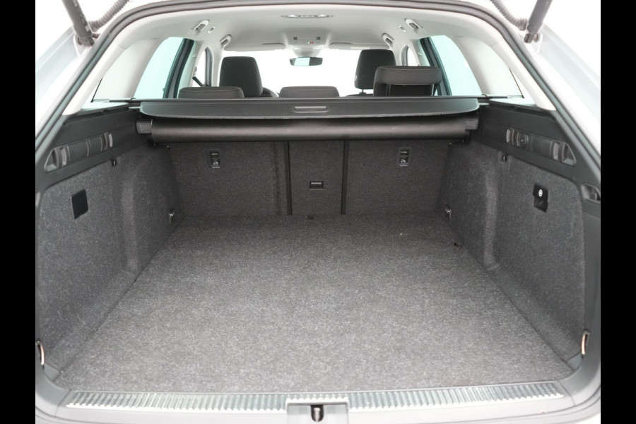 Škoda Superb Combi 1.4 TSI iV Business Edition PHEV 218pk Dealer O.H. | Adaptive Cruise | Camera | Voorstoelen Verwarmd | Apple Carplay | Crystal LED | Navigatie | Virtual Cockpit | DAB |