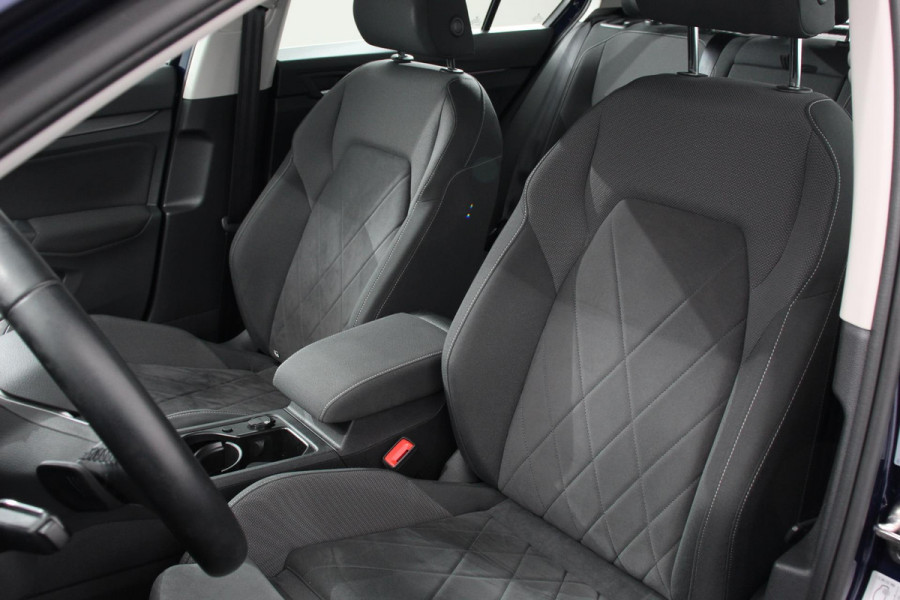 Volkswagen Golf 1.5 eTSI DSG Style 150 Pk Adaptive Cruise Control Camera Stoel/Stuurverwarming Navigatie Digital Cockpit Massage/Memory Bestuurderstoel