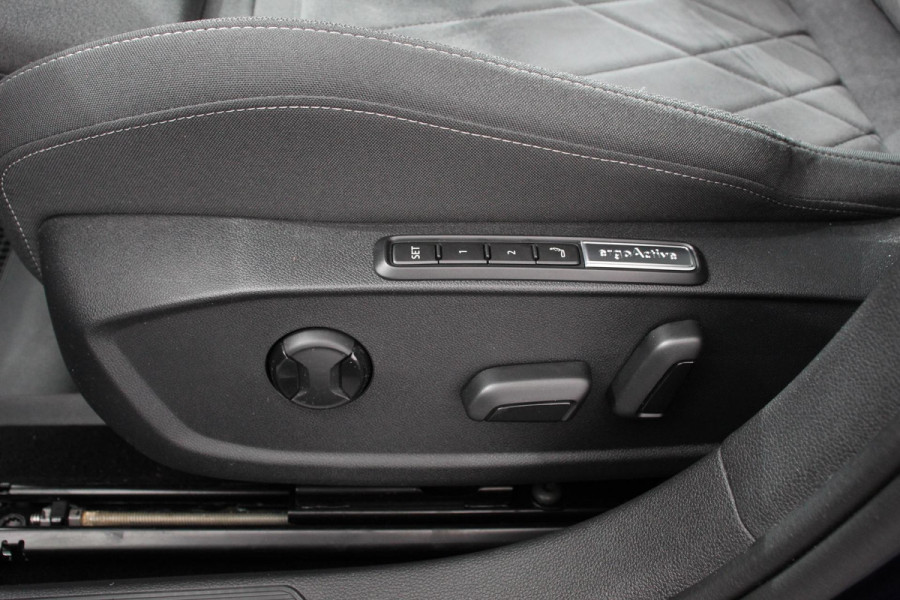 Volkswagen Golf 1.5 eTSI DSG Style 150 Pk Adaptive Cruise Control Camera Stoel/Stuurverwarming Navigatie Digital Cockpit Massage/Memory Bestuurderstoel