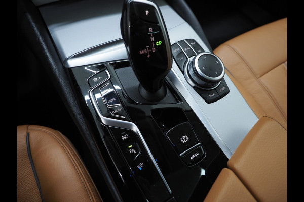 BMW 5 Serie Touring 520e | Panoramadak | LED Grille | Trekhaak | Leder | HUD | 360 | Dodehoek | Sfeerlicht | Memory | Carplay