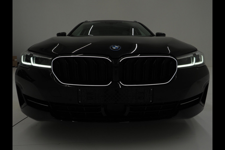BMW 5 Serie Touring 530e xDrive | LED Grille | Trekhaak | Leder | Adaptive Cruise | HUD | Keyless | Camera | Carplay