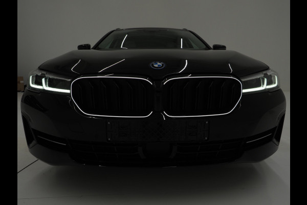 BMW 5 Serie Touring 530e xDrive | LED Grille | Trekhaak | Leder | Adaptive Cruise | HUD | Keyless | Camera | Carplay