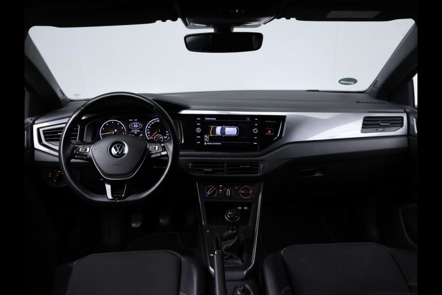 Volkswagen Polo 1.0 Comfortline Sport (APPLE CARPLAY,NAVI,PDC,CRUISE,LED,GETINT,TREKHAAK,SPORTSTOELEN,NETTE STAAT)