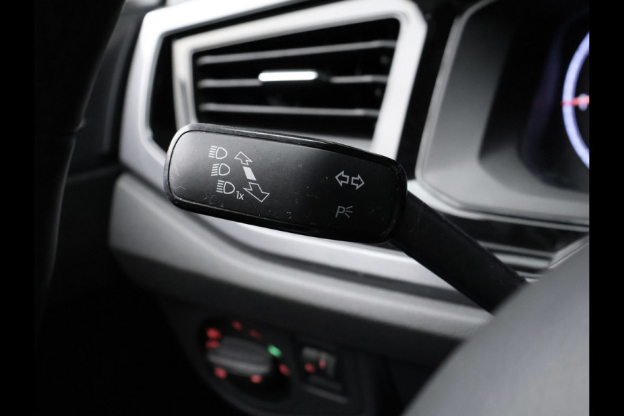 Volkswagen Polo 1.0 Comfortline Sport (APPLE CARPLAY,NAVI,PDC,CRUISE,LED,GETINT,TREKHAAK,SPORTSTOELEN,NETTE STAAT)