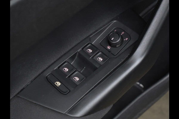 Volkswagen Polo 1.0 Comfortline Sport (APPLE CARPLAY,NAVI,PDC,CRUISE,LED,GETINT,TREKHAAK,SPORTSTOELEN,NETTE STAAT)