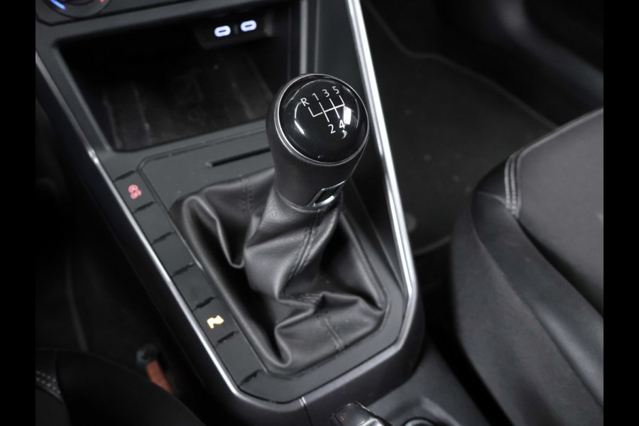 Volkswagen Polo 1.0 Comfortline Sport (APPLE CARPLAY,NAVI,PDC,CRUISE,LED,GETINT,TREKHAAK,SPORTSTOELEN,NETTE STAAT)