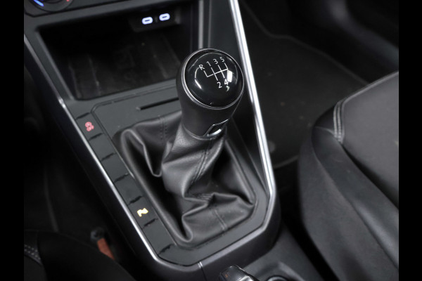 Volkswagen Polo 1.0 Comfortline Sport (APPLE CARPLAY,NAVI,PDC,CRUISE,LED,GETINT,TREKHAAK,SPORTSTOELEN,NETTE STAAT)