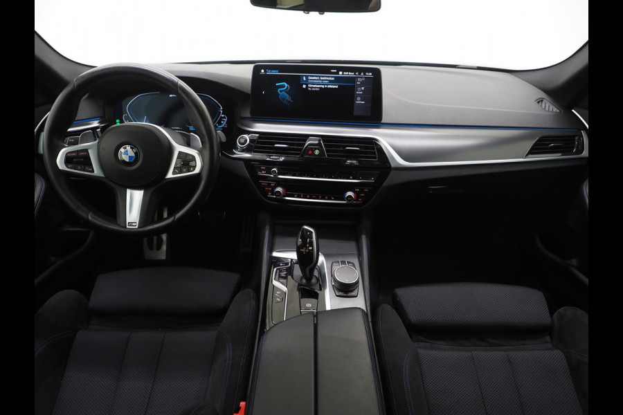 BMW 5 Serie Touring 530e M Sport Shadow Line | Panoramadak | Trekhaak | Keyless | Sportstuur | Sfeerlicht | Camera | LED | Carplay
