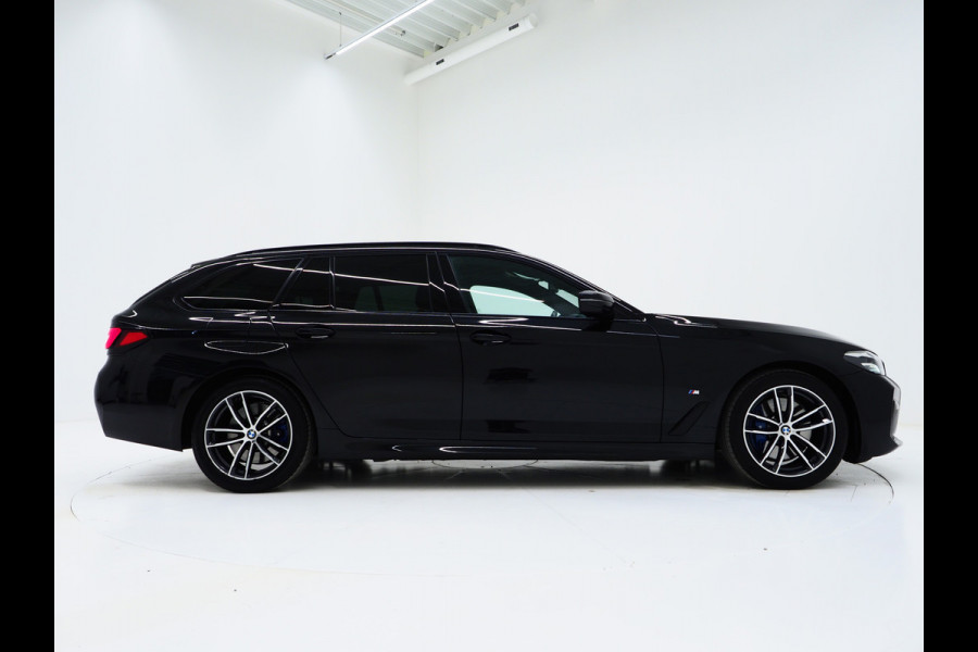BMW 5 Serie Touring 530e M Sport Shadow Line | Panoramadak | Trekhaak | Keyless | Sportstuur | Sfeerlicht | Camera | LED | Carplay