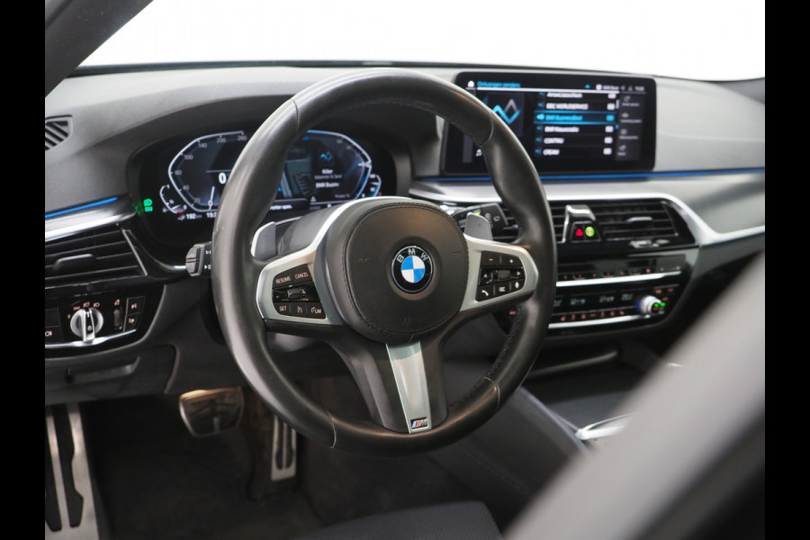 BMW 5 Serie Touring 530e M Sport Shadow Line | Panoramadak | Trekhaak | Keyless | Sportstuur | Sfeerlicht | Camera | LED | Carplay