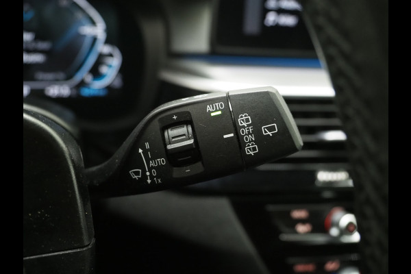 BMW 5 Serie Touring 530e M Sport Shadow Line | Panoramadak | Trekhaak | Keyless | Sportstuur | Sfeerlicht | Camera | LED | Carplay
