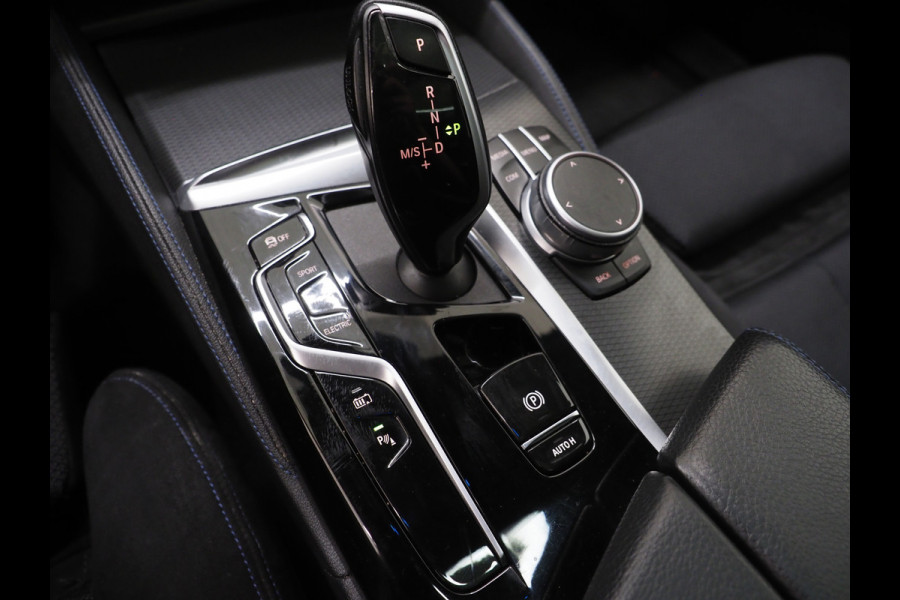 BMW 5 Serie Touring 530e M Sport Shadow Line | Panoramadak | Trekhaak | Keyless | Sportstuur | Sfeerlicht | Camera | LED | Carplay