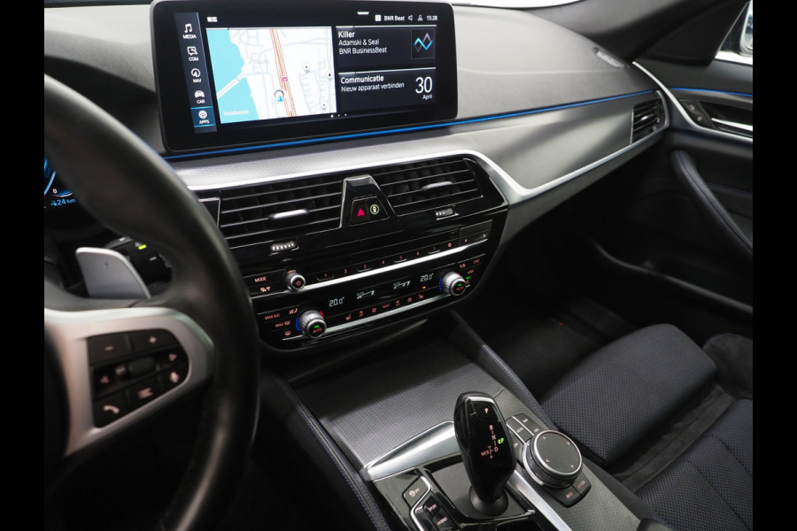 BMW 5 Serie Touring 530e M Sport Shadow Line | Panoramadak | Trekhaak | Keyless | Sportstuur | Sfeerlicht | Camera | LED | Carplay