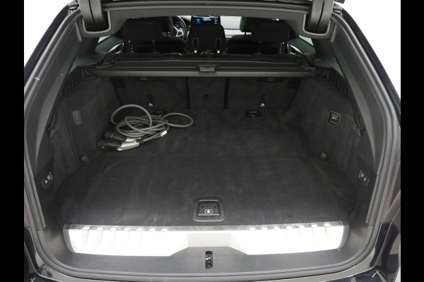 BMW 5 Serie Touring 530e M Sport Shadow Line | Panoramadak | Trekhaak | Keyless | Sportstuur | Sfeerlicht | Camera | LED | Carplay