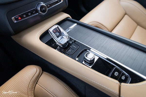 Volvo XC90 2.0 T8 Recharge AWD Ultimate Dark long Range Luchtvering | Bowers&Wilkins | Zwenkbare trekhaak | Panorama dak | Stoelverkoeling + massage |