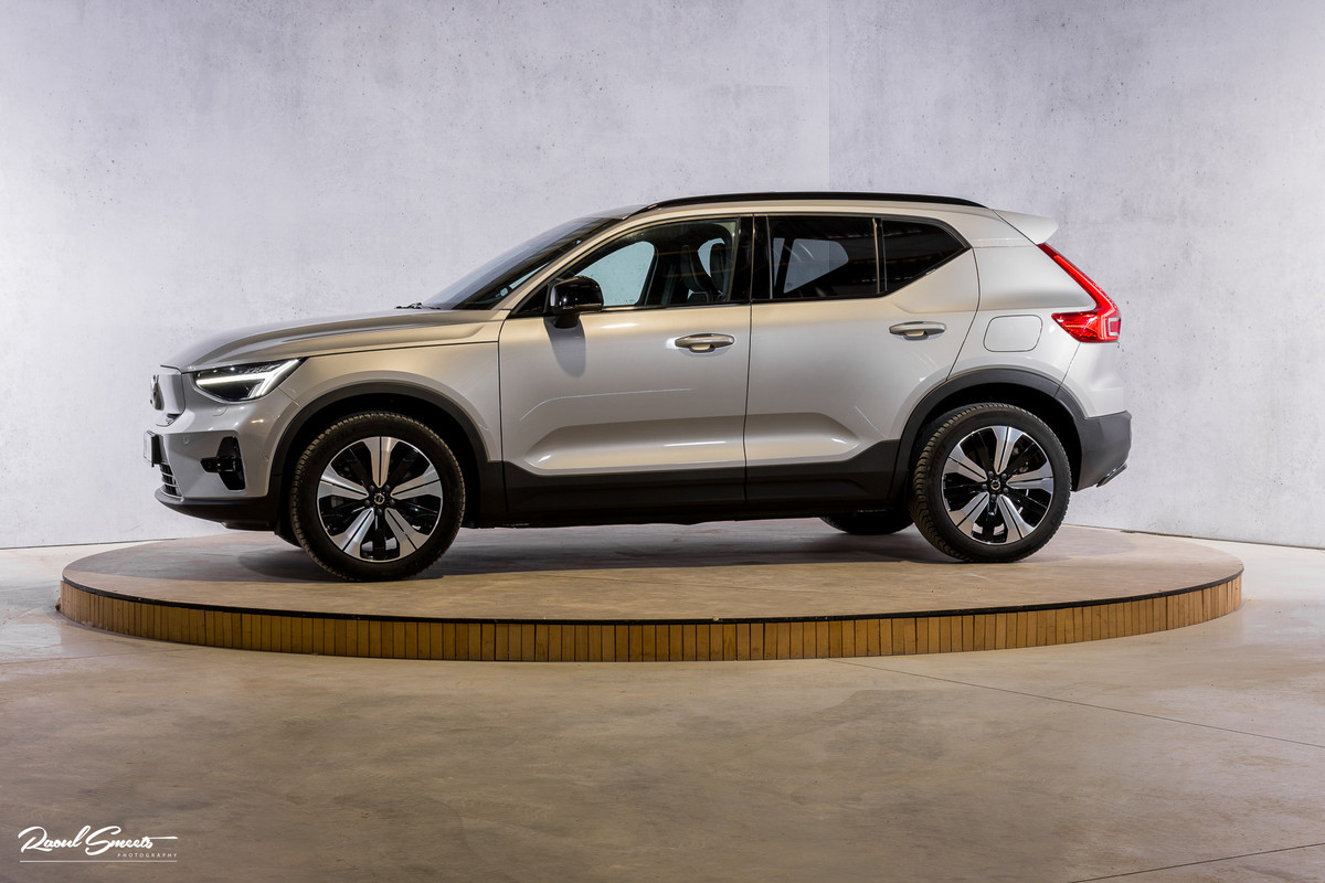 Volvo XC40 Recharge Ultimate 70 kWh | Zwenkbare trekhaak | Panorama dak | Adaptieve cruise | Harman Kardon | Memory |