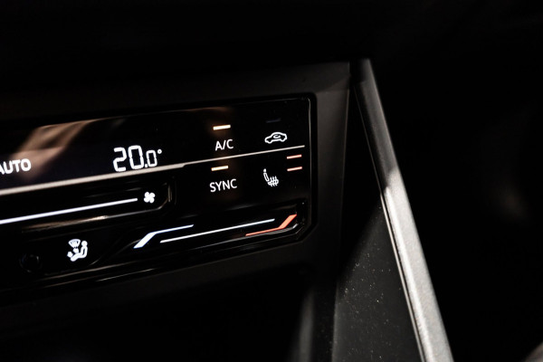 Volkswagen Taigo 1.5 TSI R-Line IQ DSG PANO CAMERA