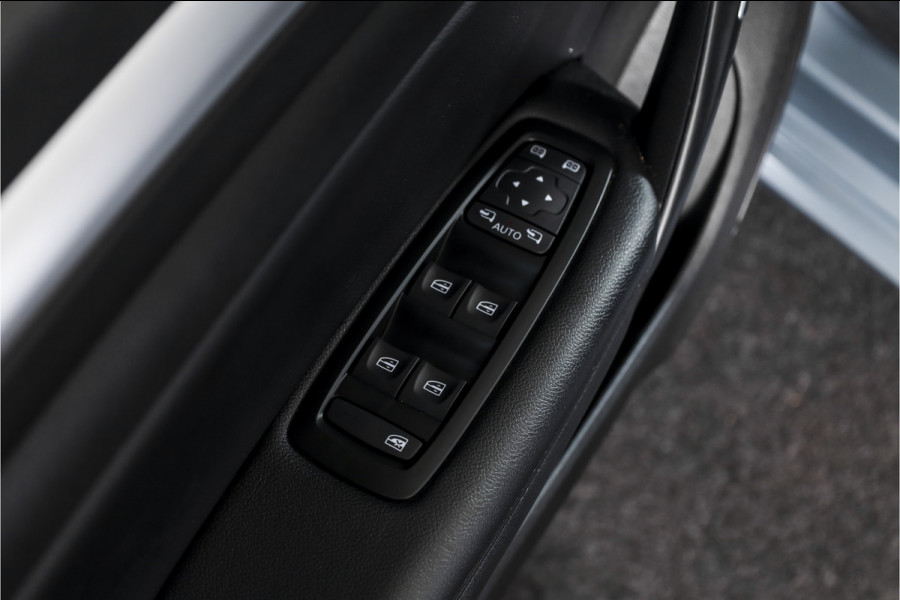Renault Mégane Estate 1.6 E-Tech Plug-In Hybrid 160 Business Edition One | Dig. Cockpit | Cruise | PDC | Camera | NAV+App. Connect | ECC | Trekhaak | LM 17" |