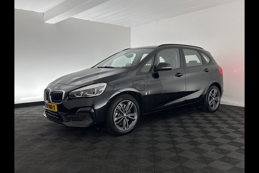 BMW 2 Serie Active Tourer 225xe iPerformance Saphir Edition {SOH-84%} Aut. *LEATHER | HEAD-UP | FULL-LED | HEATED-SPORTSEATS | CAMERA | NAVI-FULLMAP | PRIVACY-GLASS | ECC | PDC | 17''ALU*