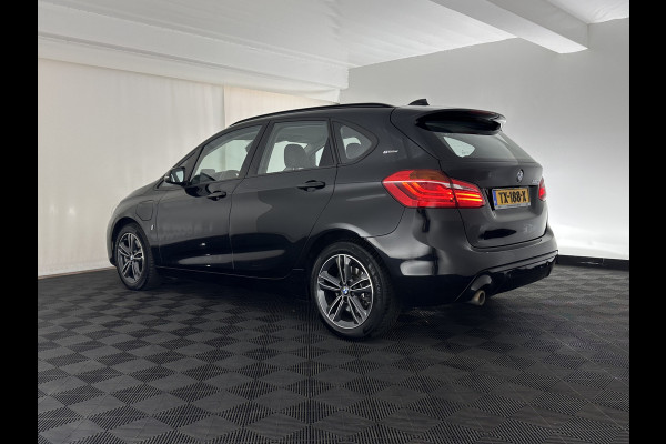 BMW 2 Serie Active Tourer 225xe iPerformance Saphir Edition {SOH-84%} Aut. *LEATHER | HEAD-UP | FULL-LED | HEATED-SPORTSEATS | CAMERA | NAVI-FULLMAP | PRIVACY-GLASS | ECC | PDC | 17''ALU*