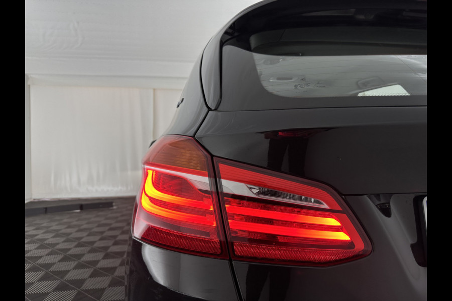 BMW 2 Serie Active Tourer 225xe iPerformance Saphir Edition {SOH-84%} Aut. *LEATHER | HEAD-UP | FULL-LED | HEATED-SPORTSEATS | CAMERA | NAVI-FULLMAP | PRIVACY-GLASS | ECC | PDC | 17''ALU*