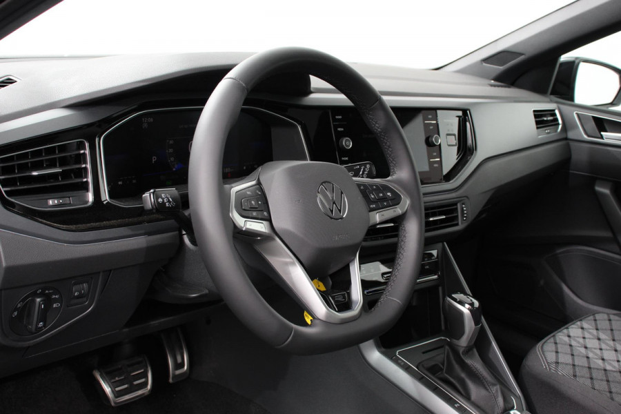 Volkswagen Polo 1.0 TSI DSG R-Line | Panorama dak | Navigatie | App Connect/Apple Carplay/Android Auto | Climate Control | DAB | LED | Parkeer sensoren | Camera | Cruise control adaptive | Lichtmetalen velgen