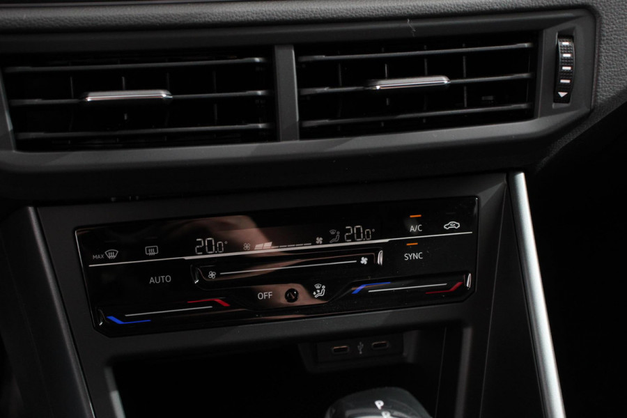 Volkswagen Polo 1.0 TSI DSG R-Line | Panorama dak | Navigatie | App Connect/Apple Carplay/Android Auto | Climate Control | DAB | LED | Parkeer sensoren | Camera | Cruise control adaptive | Lichtmetalen velgen