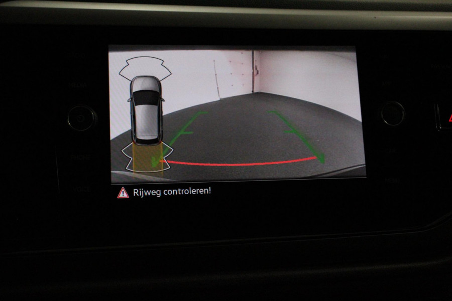 Volkswagen Polo 1.0 TSI DSG R-Line | Panorama dak | Navigatie | App Connect/Apple Carplay/Android Auto | Climate Control | DAB | LED | Parkeer sensoren | Camera | Cruise control adaptive | Lichtmetalen velgen
