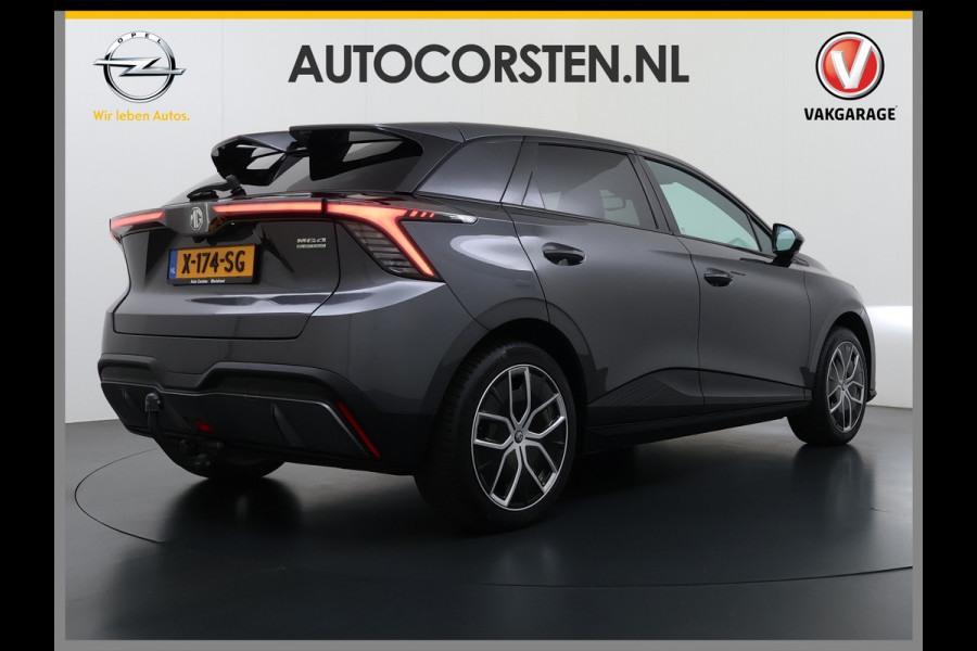 MG Mg4 electric Trophy Extended Range 77kWh Warmtepomp Trekhaak SOH 95% Adap.Cruise Navi 360°Camera Apple Carplay Android Auto Elek.Stoel+Verwar Led Privacy Glas Isofix DAB Bluetooth Dodehoek detector File assistent Rijstrooksensor Wifi 1e Eigenaar Origineel Nederlandse Auto