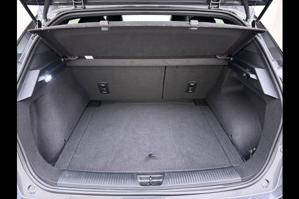 MG Mg4 electric Trophy Extended Range 77kWh Warmtepomp Trekhaak SOH 95% Adap.Cruise Navi 360°Camera Apple Carplay Android Auto Elek.Stoel+Verwar Led Privacy Glas Isofix DAB Bluetooth Dodehoek detector File assistent Rijstrooksensor Wifi 1e Eigenaar Origineel Nederlandse Auto
