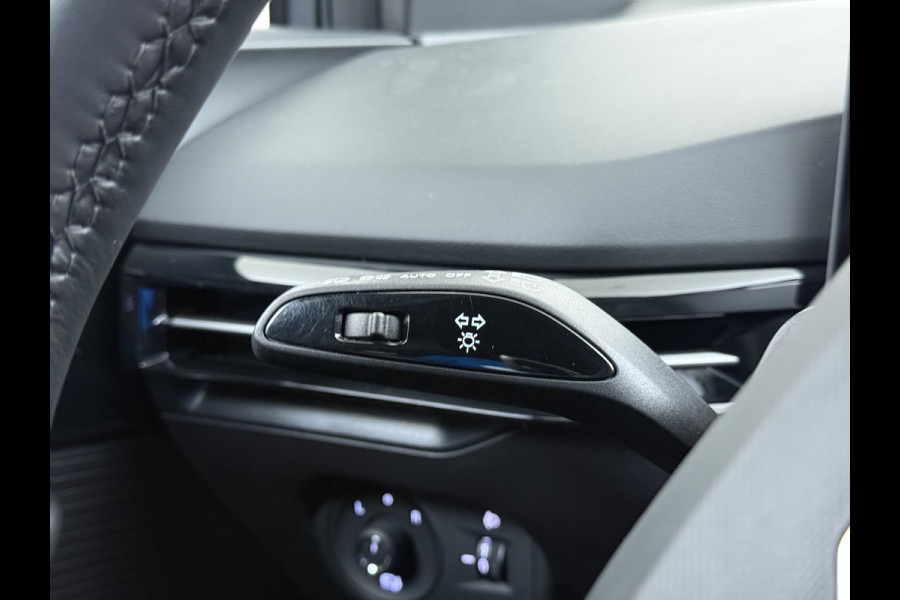 MG Mg4 electric Trophy Extended Range 77kWh Warmtepomp Trekhaak SOH 95% Adap.Cruise Navi 360°Camera Apple Carplay Android Auto Elek.Stoel+Verwar Led Privacy Glas Isofix DAB Bluetooth Dodehoek detector File assistent Rijstrooksensor Wifi 1e Eigenaar Origineel Nederlandse Auto