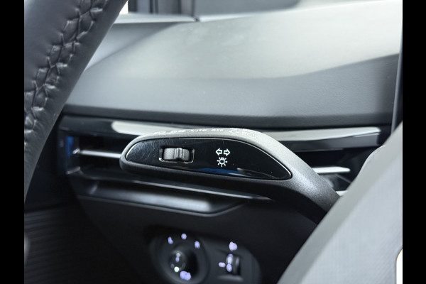 MG Mg4 electric Trophy Extended Range 77kWh Warmtepomp Trekhaak SOH 95% Adap.Cruise Navi 360°Camera Apple Carplay Android Auto Elek.Stoel+Verwar Led Privacy Glas Isofix DAB Bluetooth Dodehoek detector File assistent Rijstrooksensor Wifi 1e Eigenaar Origineel Nederlandse Auto