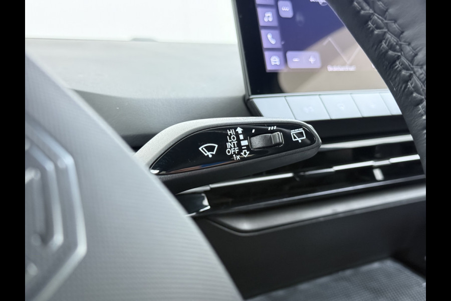 MG Mg4 electric Trophy Extended Range 77kWh Warmtepomp Trekhaak SOH 95% Adap.Cruise Navi 360°Camera Apple Carplay Android Auto Elek.Stoel+Verwar Led Privacy Glas Isofix DAB Bluetooth Dodehoek detector File assistent Rijstrooksensor Wifi 1e Eigenaar Origineel Nederlandse Auto