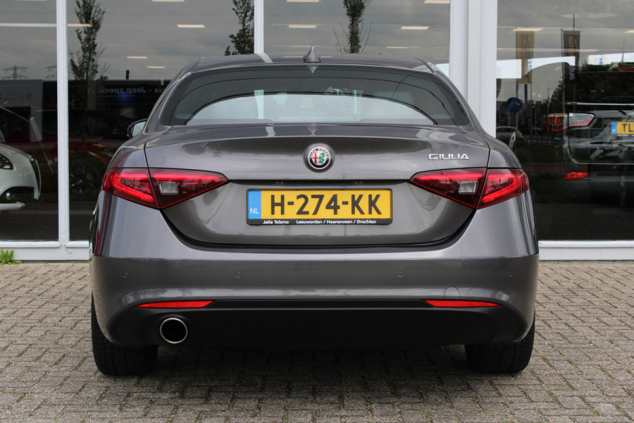 Alfa Romeo Giulia 2.0T Super | Veloce interieur | Stuur\stoel verwarming | Xenon | Regen\lichtsensor 19" velgen