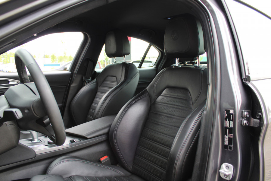 Alfa Romeo Giulia 2.0T Super | Veloce interieur | Stuur\stoel verwarming | Xenon | Regen\lichtsensor 19" velgen