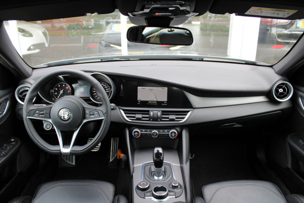 Alfa Romeo Giulia 2.0T Super | Veloce interieur | Stuur\stoel verwarming | Xenon | Regen\lichtsensor 19" velgen