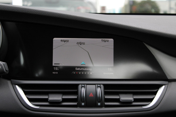 Alfa Romeo Giulia 2.0T Super | Veloce interieur | Stuur\stoel verwarming | Xenon | Regen\lichtsensor 19" velgen