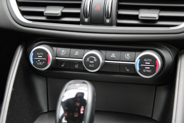 Alfa Romeo Giulia 2.0T Super | Veloce interieur | Stuur\stoel verwarming | Xenon | Regen\lichtsensor 19" velgen