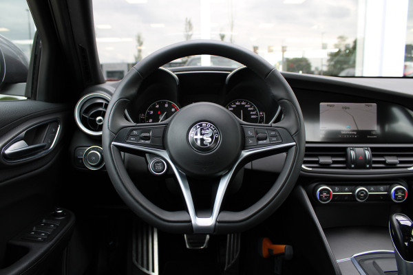 Alfa Romeo Giulia 2.0T Super | Veloce interieur | Stuur\stoel verwarming | Xenon | Regen\lichtsensor 19" velgen