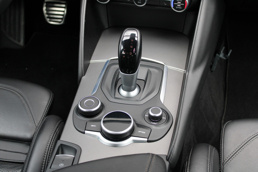 Alfa Romeo Giulia 2.0T Super | Veloce interieur | Stuur\stoel verwarming | Xenon | Regen\lichtsensor 19" velgen