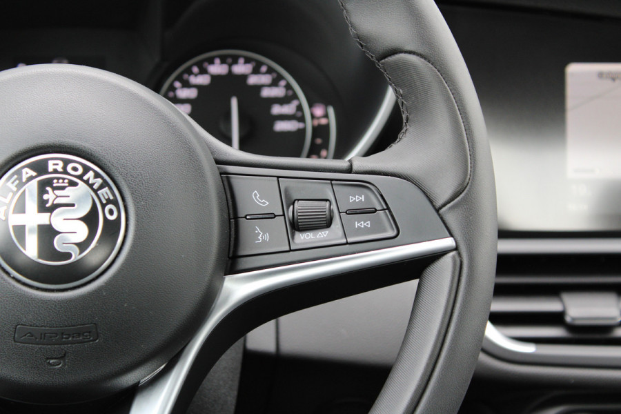 Alfa Romeo Giulia 2.0T Super | Veloce interieur | Stuur\stoel verwarming | Xenon | Regen\lichtsensor 19" velgen