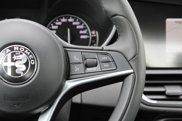 Alfa Romeo Giulia 2.0T Super | Veloce interieur | Stuur\stoel verwarming | Xenon | Regen\lichtsensor 19" velgen