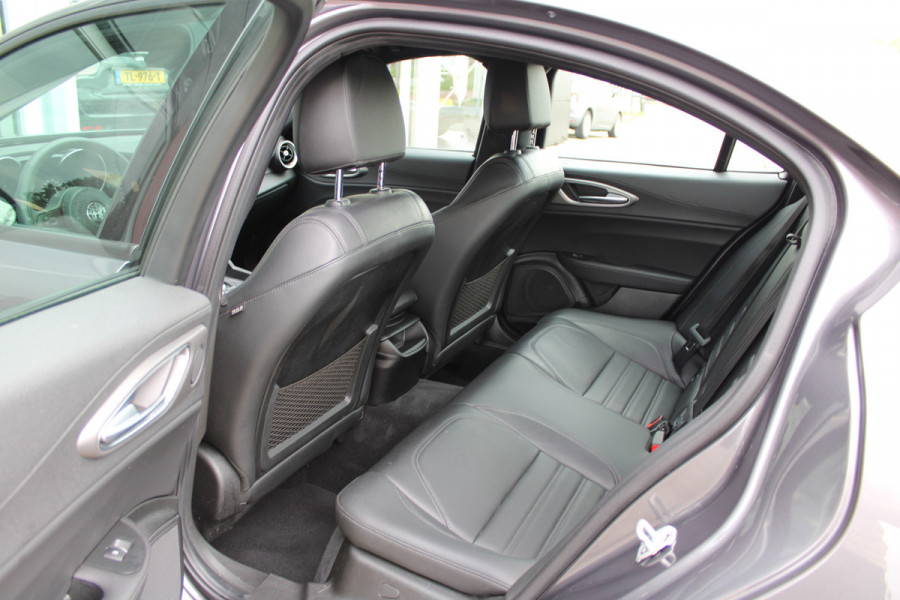 Alfa Romeo Giulia 2.0T Super | Veloce interieur | Stuur\stoel verwarming | Xenon | Regen\lichtsensor 19" velgen