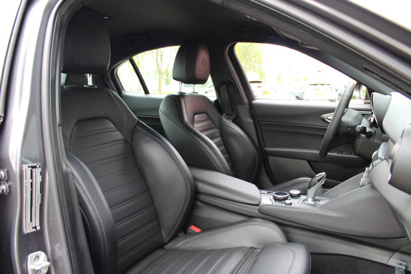 Alfa Romeo Giulia 2.0T Super | Veloce interieur | Stuur\stoel verwarming | Xenon | Regen\lichtsensor 19" velgen