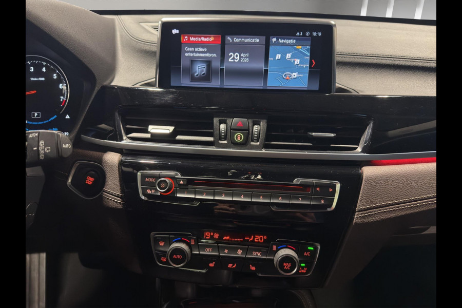 BMW X1 xDrive25e High Executive X-Line Panorama | Leder | Sportstoelen | Led | Park sensors V+A |