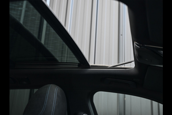 BMW 3 Serie Touring 330e xDrive M sport | Accu 19,5kWh | Trekhaak | Panorama dak  | Active Cruise | Camera  | Ambiance interieur
