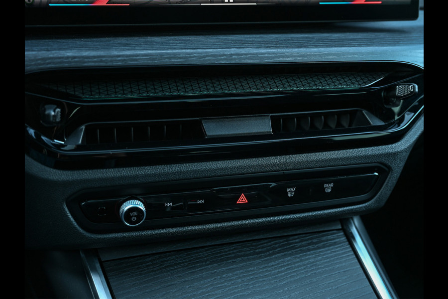 BMW 3 Serie Touring 330e xDrive M sport | Accu 19,5kWh | Trekhaak | Panorama dak  | Active Cruise | Camera  | Ambiance interieur
