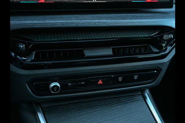 BMW 3 Serie Touring 330e xDrive M sport | Accu 19,5kWh | Trekhaak | Panorama dak  | Active Cruise | Camera  | Ambiance interieur